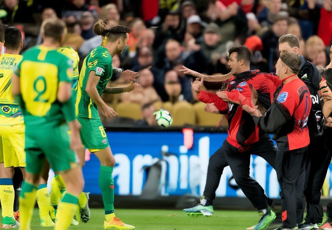 柏斯光荣VS惠灵顿凤凰：激情战术对决回顾(图2)